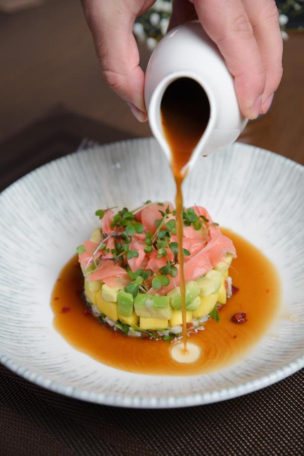 Royal Tulip Hotel & Casino, ティビリシ エクステリア 写真 Soy sauce being drizzled over a sushi dish