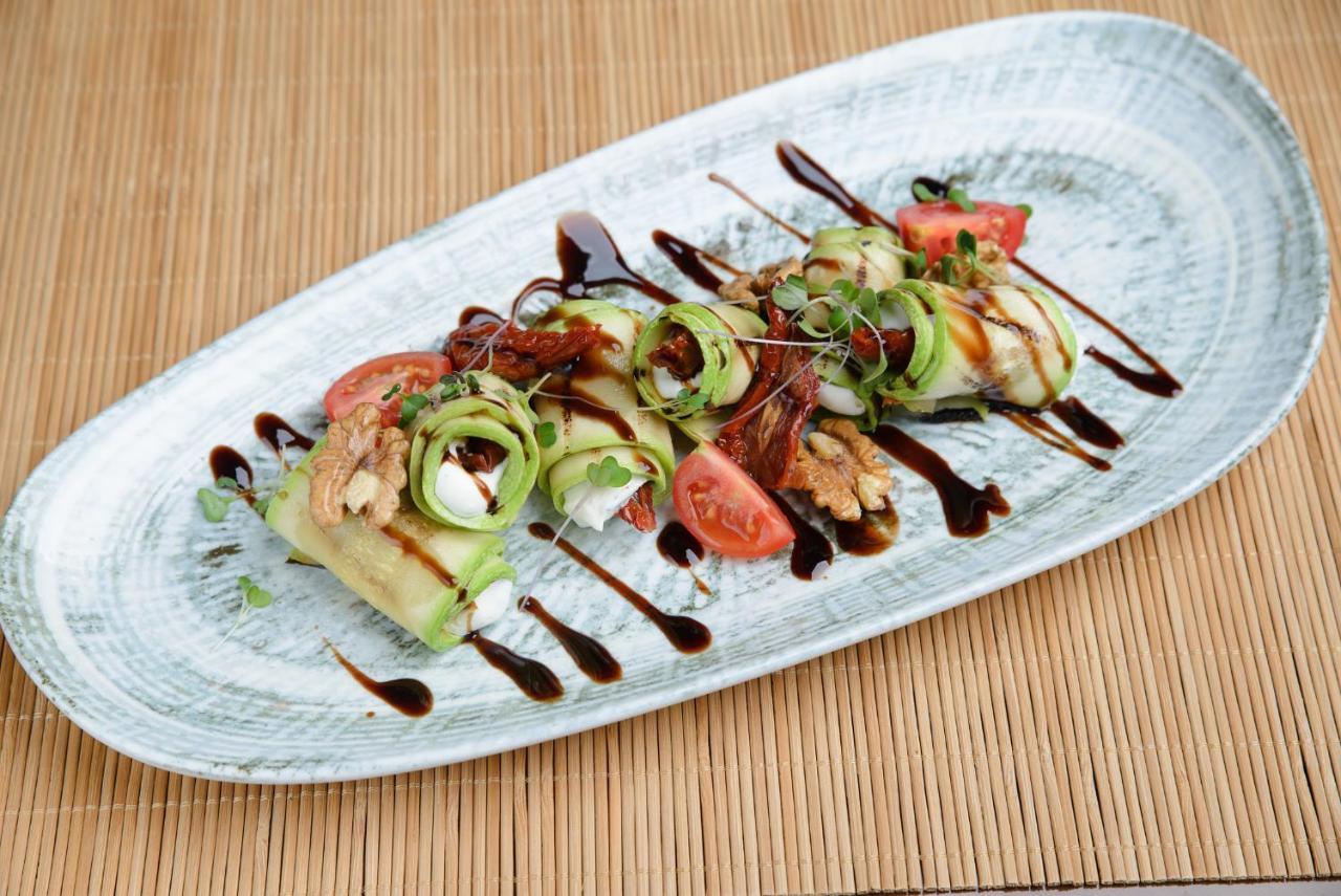 Royal Tulip Hotel & Casino, ティビリシ エクステリア 写真 A salad with balsamic vinegar