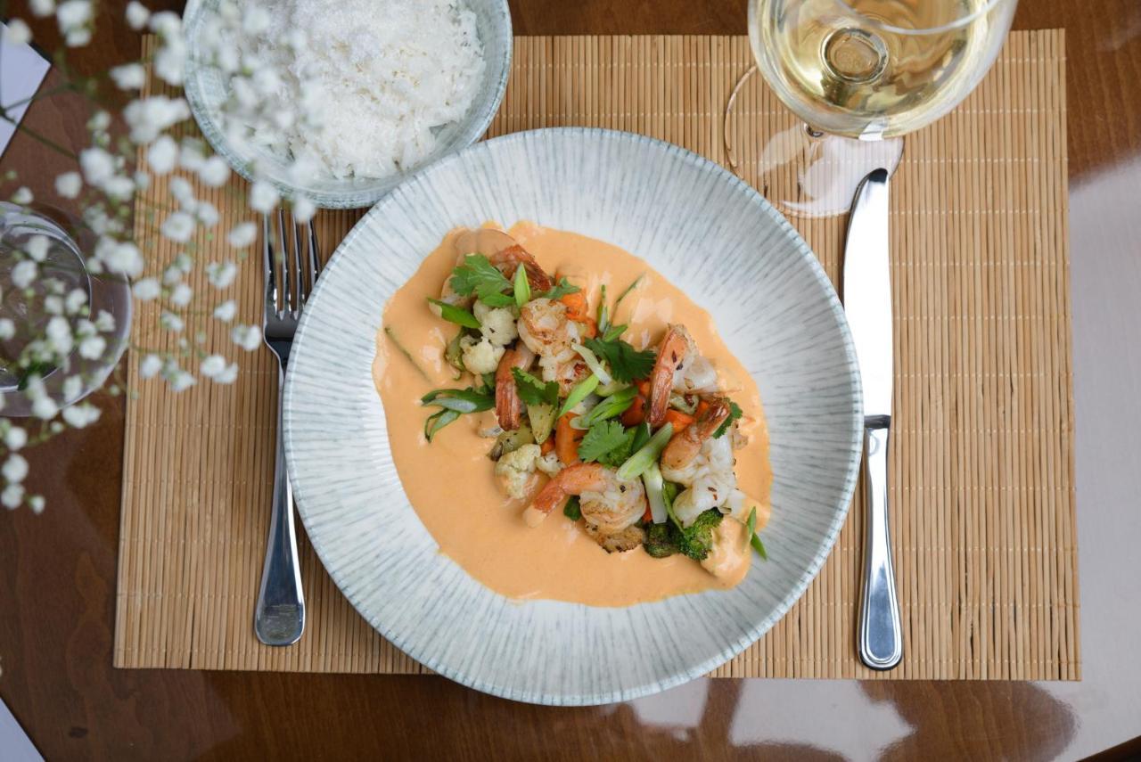 Royal Tulip Hotel & Casino, ティビリシ エクステリア 写真 A plate of Thai seafood chowder