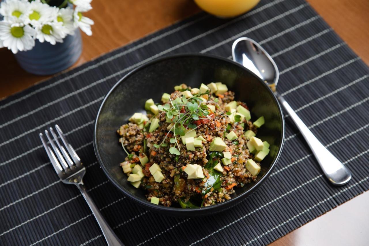 Royal Tulip Hotel & Casino, ティビリシ エクステリア 写真 Quinoa salad with avocado