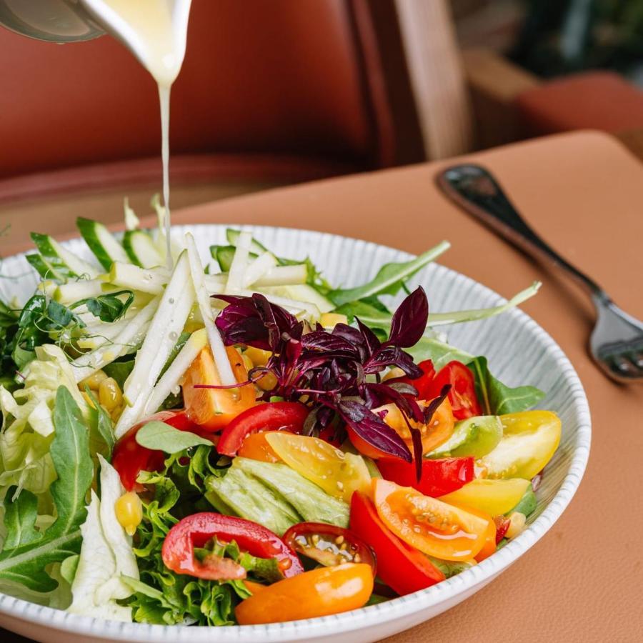Royal Tulip Hotel & Casino, ティビリシ エクステリア 写真 A salad being drizzled with a vinaigrette