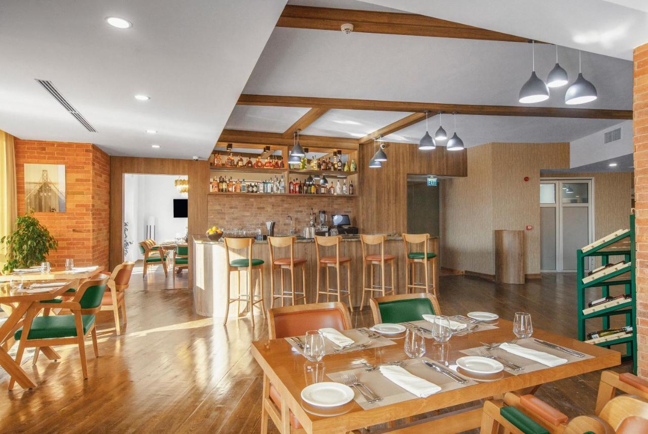 Royal Tulip Hotel & Casino, ティビリシ エクステリア 写真 The restaurant at the hotel