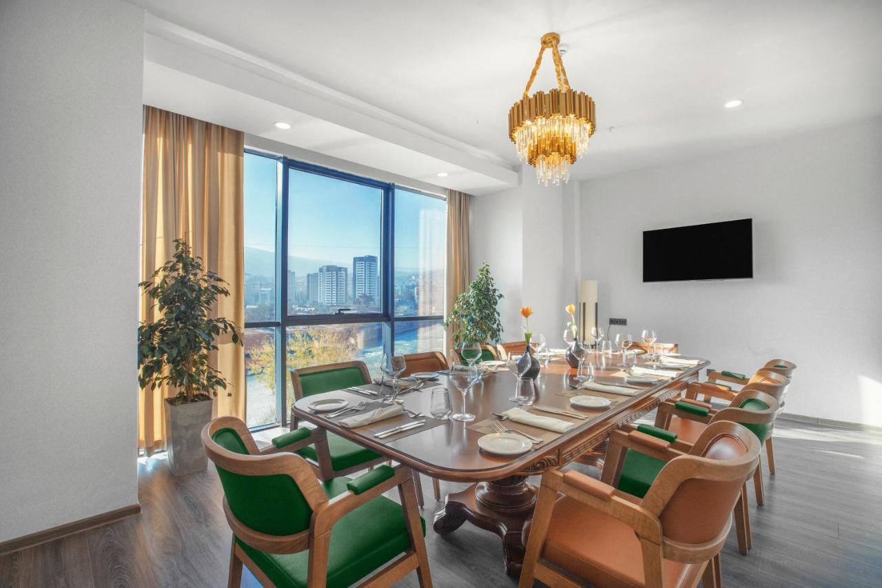 Royal Tulip Hotel & Casino, ティビリシ エクステリア 写真 The dining room