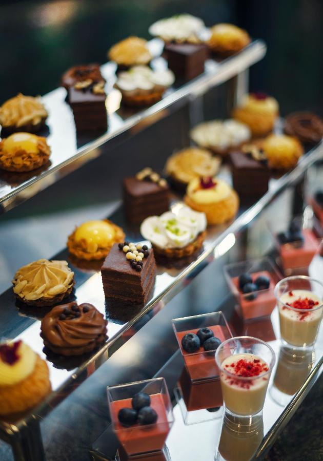 Royal Tulip Hotel & Casino, ティビリシ エクステリア 写真 A selection of petit fours