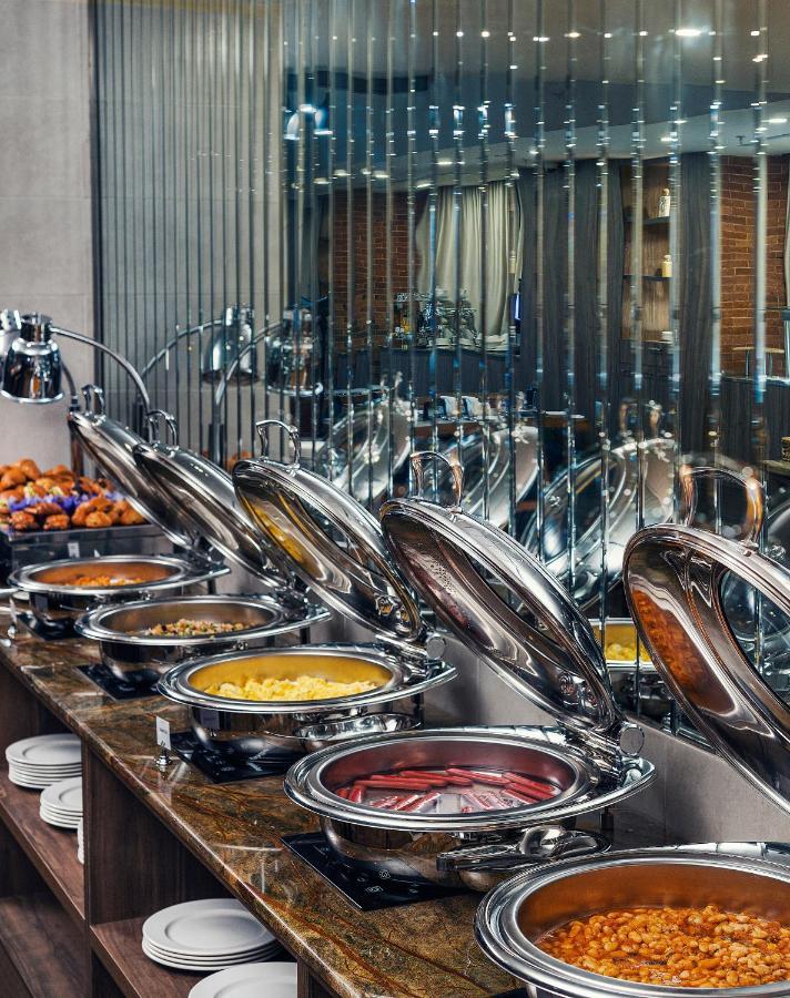 Royal Tulip Hotel & Casino, ティビリシ エクステリア 写真 A buffet at a hotel