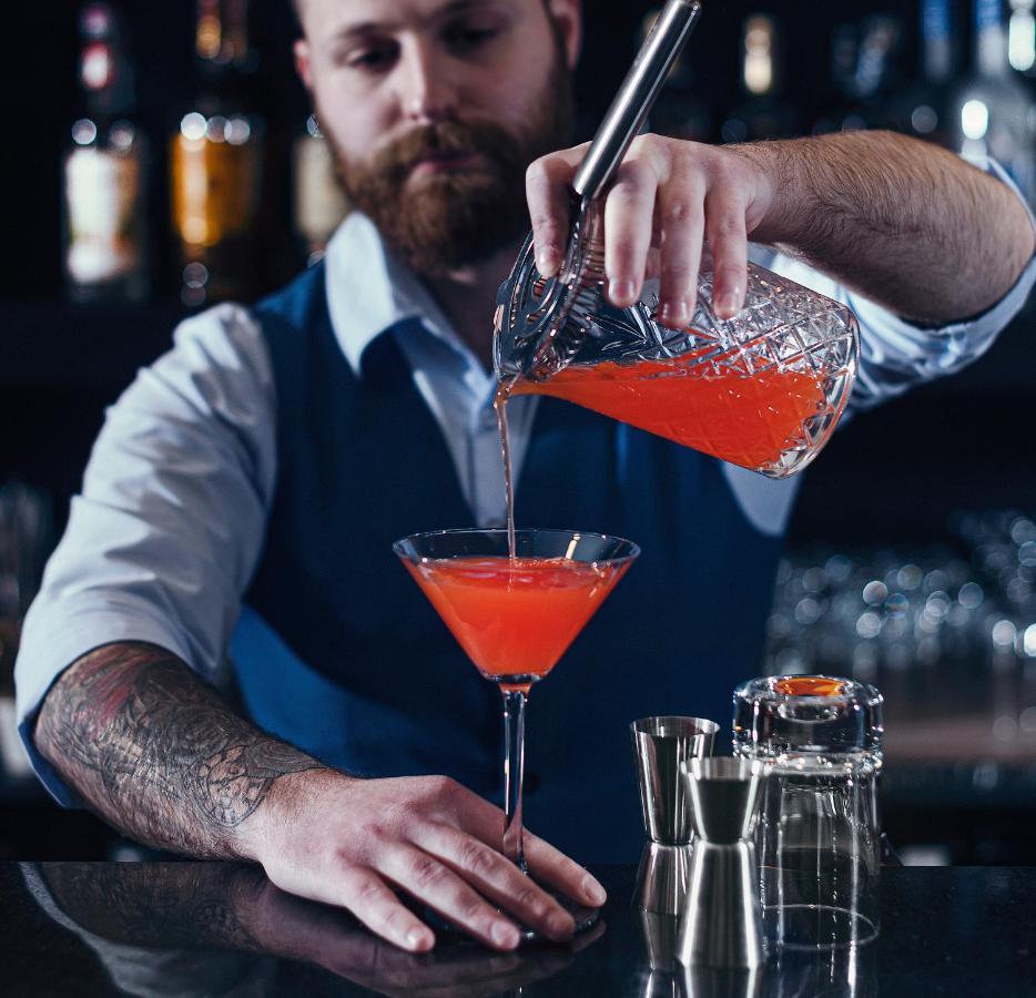 Royal Tulip Hotel & Casino, ティビリシ エクステリア 写真 A bartender preparing a cocktail