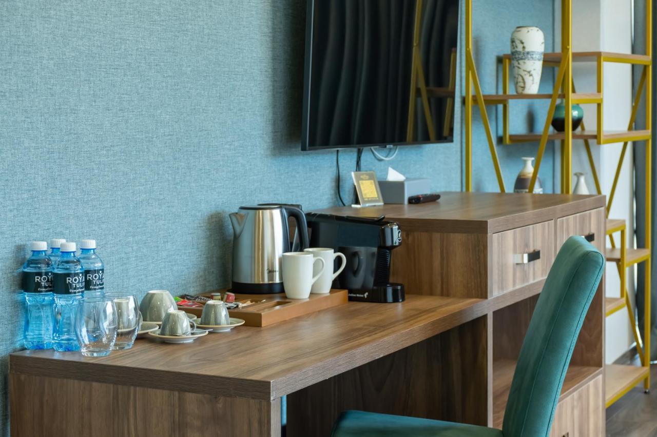 Royal Tulip Hotel & Casino, ティビリシ エクステリア 写真 A Nespresso machine in a hotel room