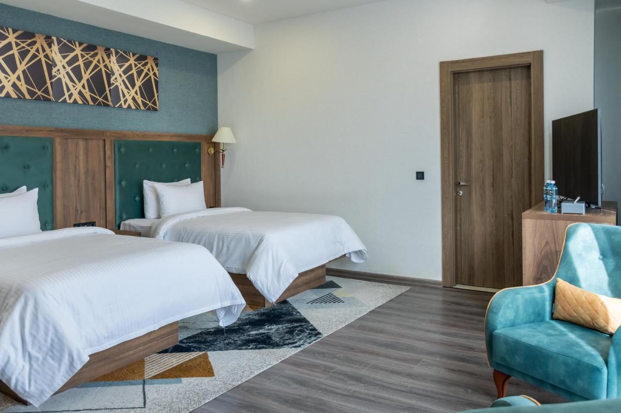 Royal Tulip Hotel & Casino, ティビリシ エクステリア 写真 A room at the hotel