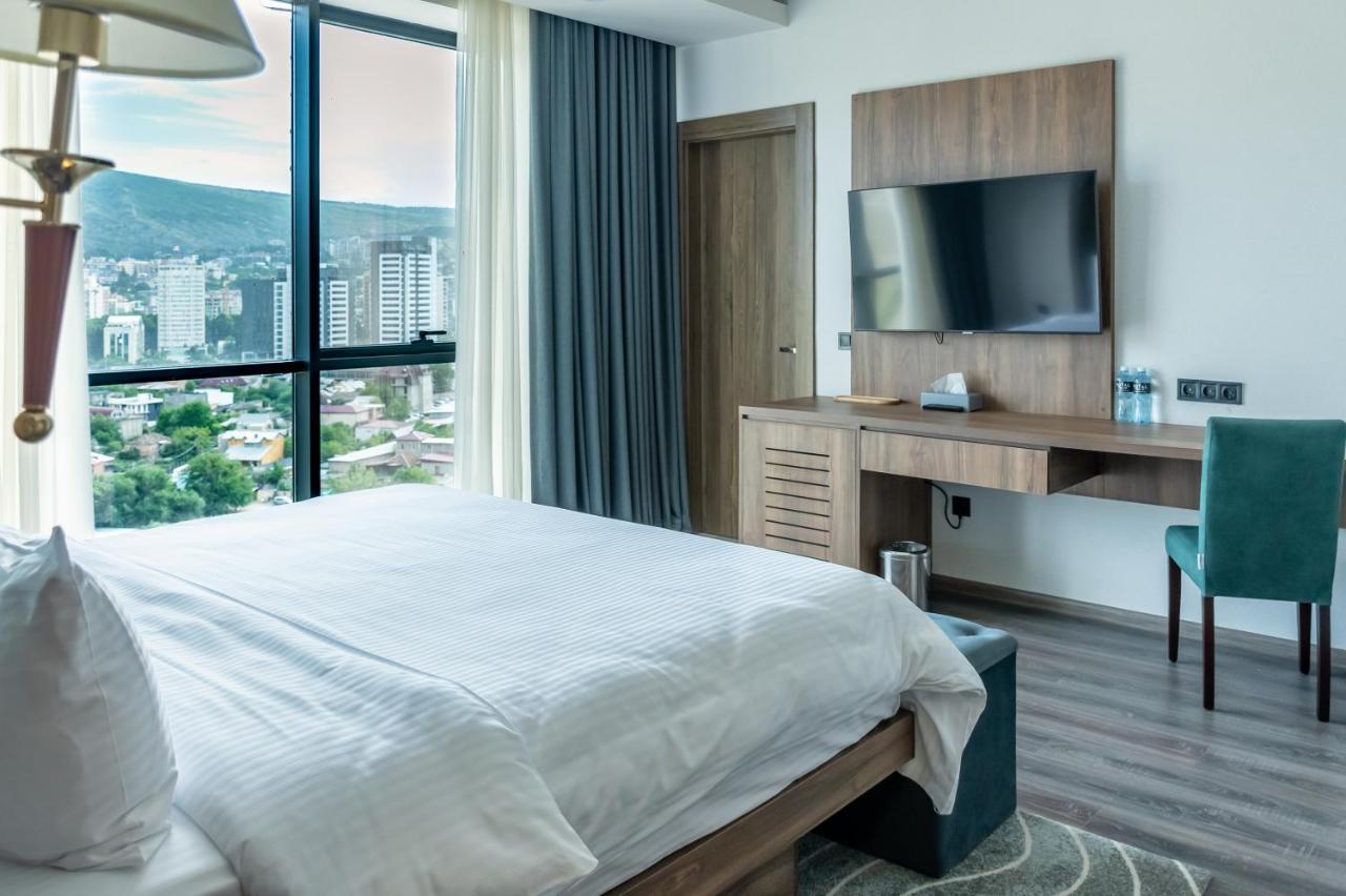 Royal Tulip Hotel & Casino, ティビリシ エクステリア 写真 A bedroom at the hotel